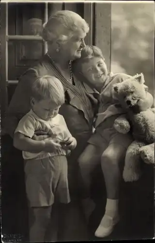 Foto Ak Großmutter mit Enkeln, Portrait, Teddy
