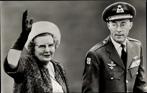 Ak Königin Wilhelmina der Niederlande, Prinz Bernhard in Uniform, Schiphol