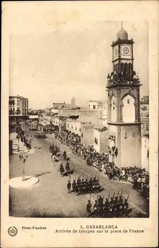 Ak Casablanca, Marokko, Ankunft der Truppen auf der Place de France