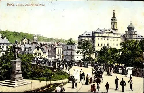 Ak Greiz in Thüringen, Fürstliches Residenzschloss, Denkmal, Brücke, Passanten