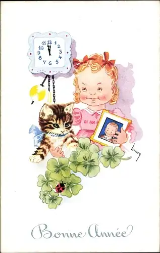 Künstler Ak Glückwunsch Neujahr, Mädchen mit Katze, Kleeblätter, Wanduhr, Marienkäfer