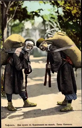 Ak Tiflis georgisch, Zwei Träger mit Weinschläuchen