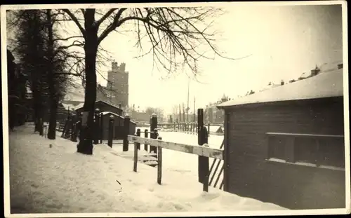 Foto Ak Dordrecht Südholland Niederlande, Wegepartie im Winter,Baracken