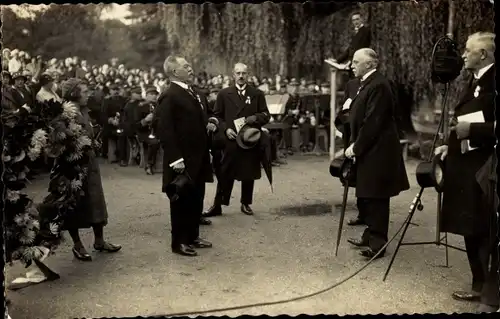 Foto Ak Südholland Niederlande, Veranstaltung, Herren in Anzug, Kranz