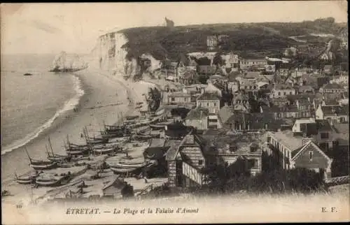 Ak Etretat Seine Maritime, La Plage, La Falaise d'Amont