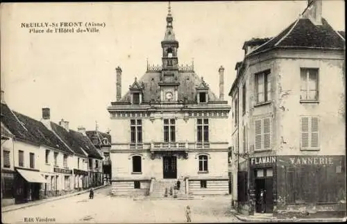 Ak Neuilly Saint Front Aisne, Place de l’Hotel de Ville