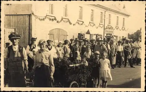 Foto Ak Zinnwald Georgenfeld Altenberg im Erzgebirge, Gasthof Grenzsteinhof, Festumzug