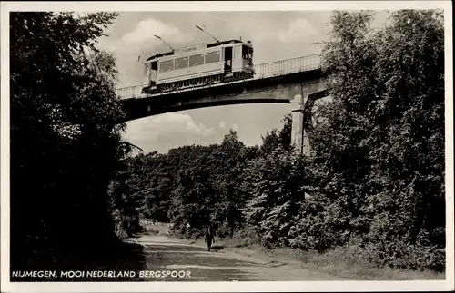 Ak Nijmegen Gelderland, Straßenbahn fährt an der Brücke vorbei