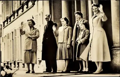 Ak Königin Juliana der Niederlande, Prinz Bernhard, Prinzessinnen Beatrix, Irene, Margriet, Marijke