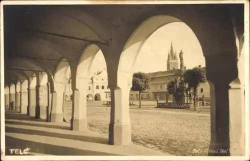 Foto Ak Telč Teltsch Region Hochland, Rundbogen, Platz, Denkmal
