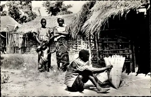Ak Brazzaville Französisch Kongo, Dorfbewohner beim Korb flechten