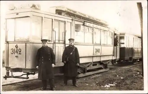 Foto Ak Berlin, Straßenbahn Wagen 3142, Schaffner