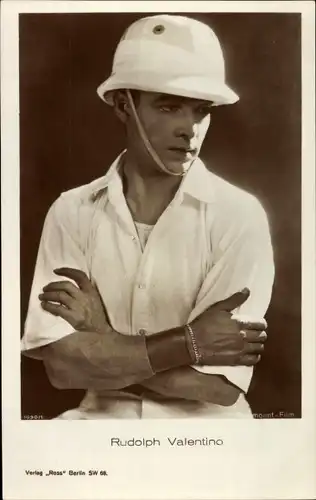 Ak Schauspieler Rudolph Valentino, Portrait, Tropenhelm