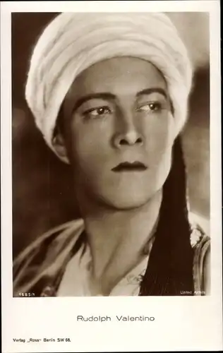 Ak Schauspieler Rudolph Valentino, Portrait mit Turban