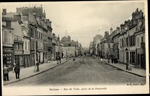 Ak Reims-Marne, Rue de Vesle, aufgenommen von der Passerelle