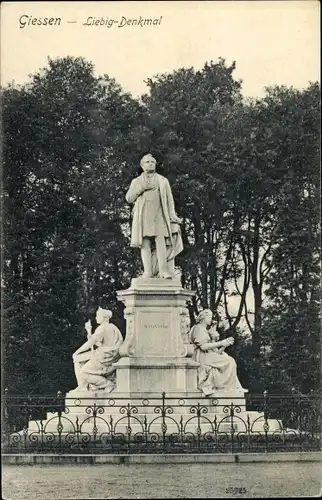 Ak Gießen an der Lahn Hessen, Liebig-Denkmal