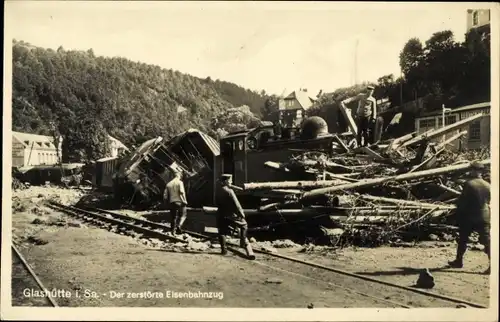 Ak Glashütte in Sachsen, Zerstörter Eisenbahnzug, Unwetterkatastrophe, 8. Juli 1927, Müglitztal