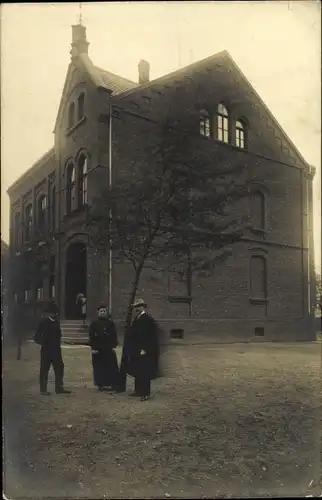 Foto Ak Holsterhausen Herne Ruhrgebiet, Kirche, Männer, Frau