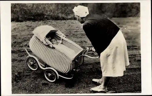Ak Juliana der Niederlande mit Tochter Beatrix, Kinderwagen