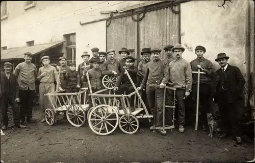 Foto Ak Dresden, Leiterwagenbau, Handwerker vor einer Werkstatt, Gruppenbild