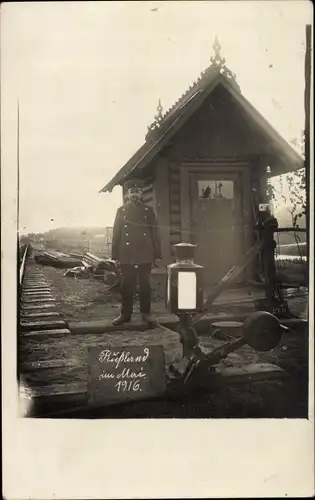 Foto Ak Deutscher Soldat in Uniform, an einer Bahnstrecke in Russland, Mai 1916