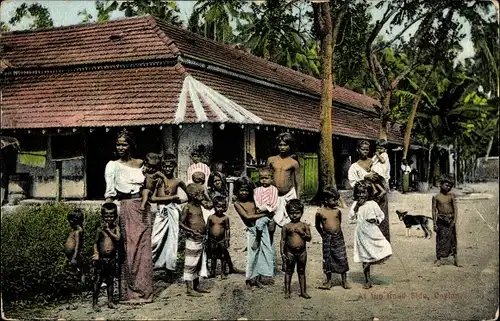 Ak Ceylon Sri Lanka, Einheimische am Straßenrand