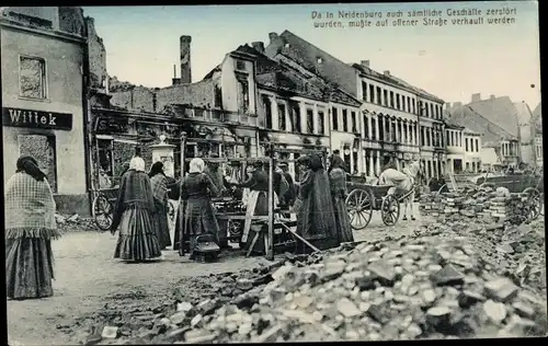 Ak Nidzica Neidenburg Ostpreußen, Kriegszerstörung, Marktstände zwischen Geschäftsruinen, 1. WK