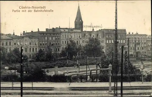 Ak Kostrzyn nad Odrą Cüstrin Neustadt Küstrin Ostbrandenburg, Bahnhofstraße, Victoria Hotel