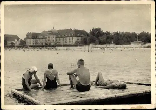 Ak Sopot Gdańsk Zoppot Danzig, Kasino Hotel, Badegäste am Wasser