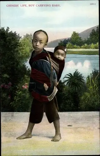 Ak China, Chinese Life, Boy carrying Baby, Junge trägt Kind auf dem Rücken