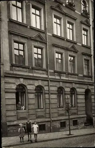 Foto Ak Aue im Erzgebirge Sachsen, Kinder vor einem Wohnhaus