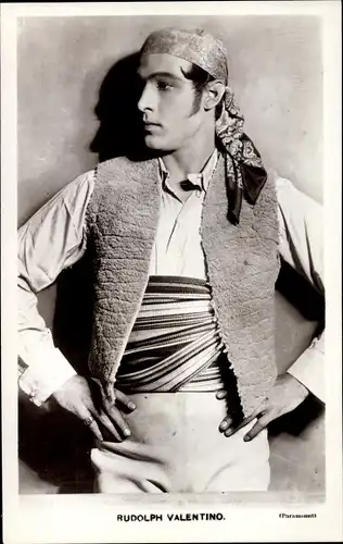 Ak Schauspieler Rudolph Valentino, Portrait, Filmszene