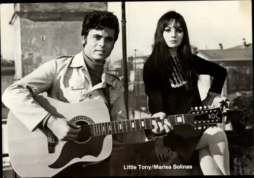 Ak Schauspieler und Sänger Little Tony und Maria Solinas, Gitarre, Wer zuletzt lacht