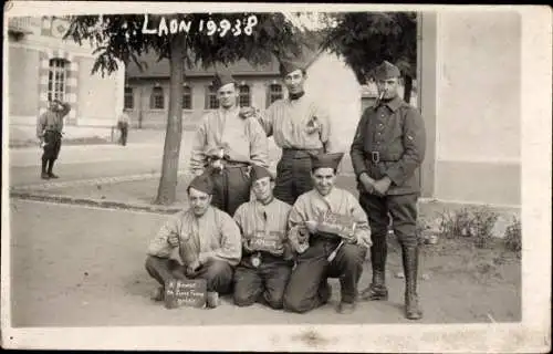 Foto Ak Laon Aisne, Französische Soldaten in Uniform, 1938