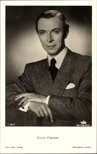 Ak Schauspieler Erich Fiedler, Portrait im Anzug