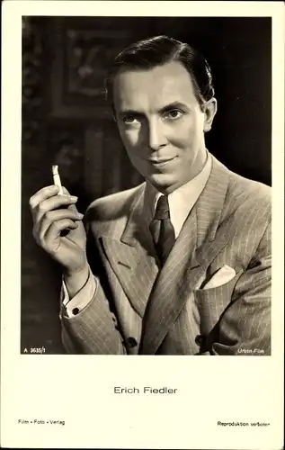 Ak Schauspieler Erich Fiedler, Portrait mit Zigarette