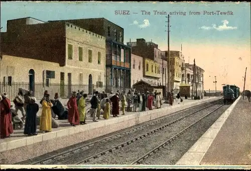 Ak Suez Ägypten, The Train arriving from Port Tewfik, Bahnhof, Gleisseite