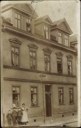 Foto Ak Erfurt in Thüringen, Wohnhaus, Hausbewohner, Frau, Kinder