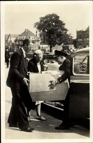 Ak Prinz Bernhard der Niederlande, Juliana der Niederlande, Prinzessin Margriet im Korb