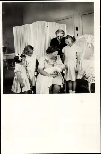 Ak Juliana der Niederlande mit Kindern, Prinzessinnen Beatrix, Margrit, Irene
