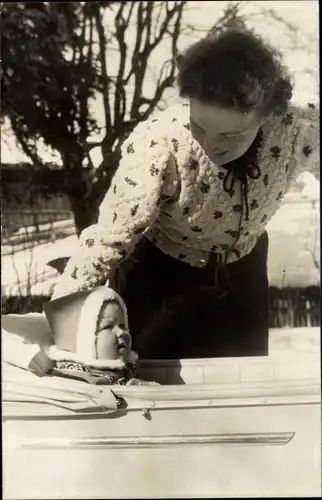 Foto Ak Prinzessin Juliana der Niederlande mit Prinzessin Beatrix, Kinderwagen