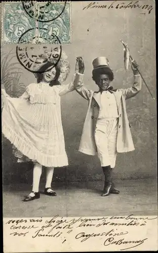 Ak Kinder, Tanzpaar, Mädchen in weißem Kleid, Junge mit Zylinder