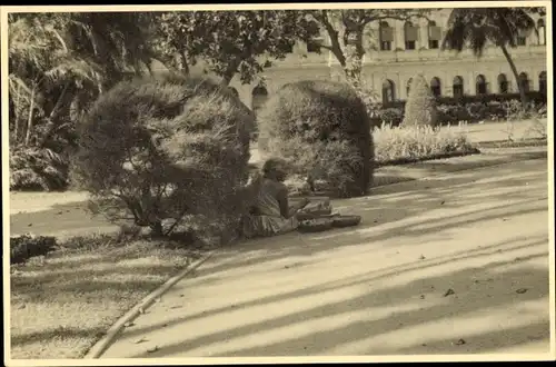 Foto Colombo Ceylon Sri Lanka, Parkpartie mit Früchtehändlerin am Wegesrand