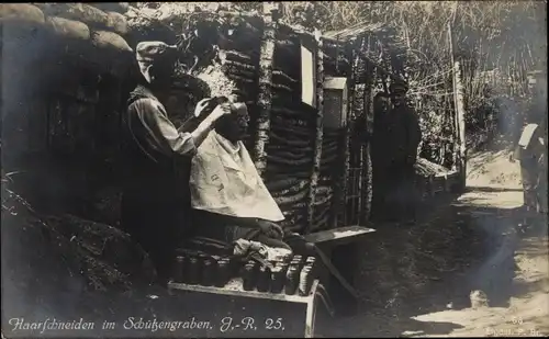 Ak Infanterie Regiment 25, Haarschneiden im Schützengraben, Soldaten, 1. WK