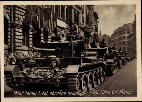Ak Tschechoslowakische Panzerbrigaden, schwere Panzer ziehen durch eine Stadt