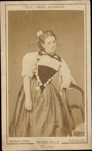 Foto Kanton Bern, Frau in Volkstracht