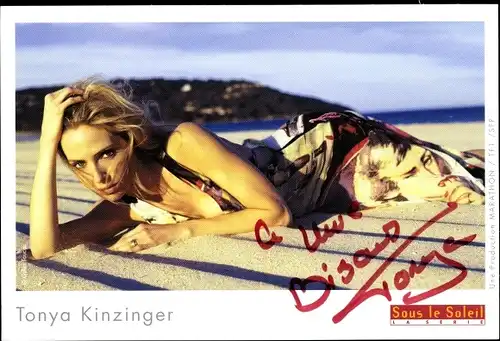 Foto Schauspielerin Tonya Kinzinger, Portrait am Strand, Autogramm