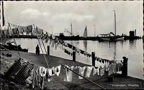 Ak Volendam Nordholland Niederlande, Waschtag, Wäsche auf der Leine