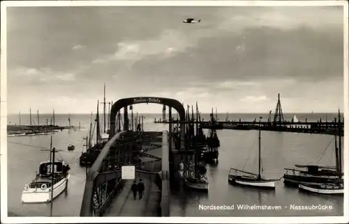 Ak Wilhelmshaven an der Nordsee, Nassaubrücke, Boote, Flugzeug