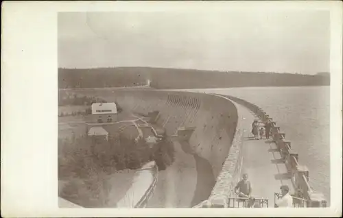 Foto Ak Muldenberg Grünbach im Vogtland, Talsperre Muldenberg, Schöneck, Passanten